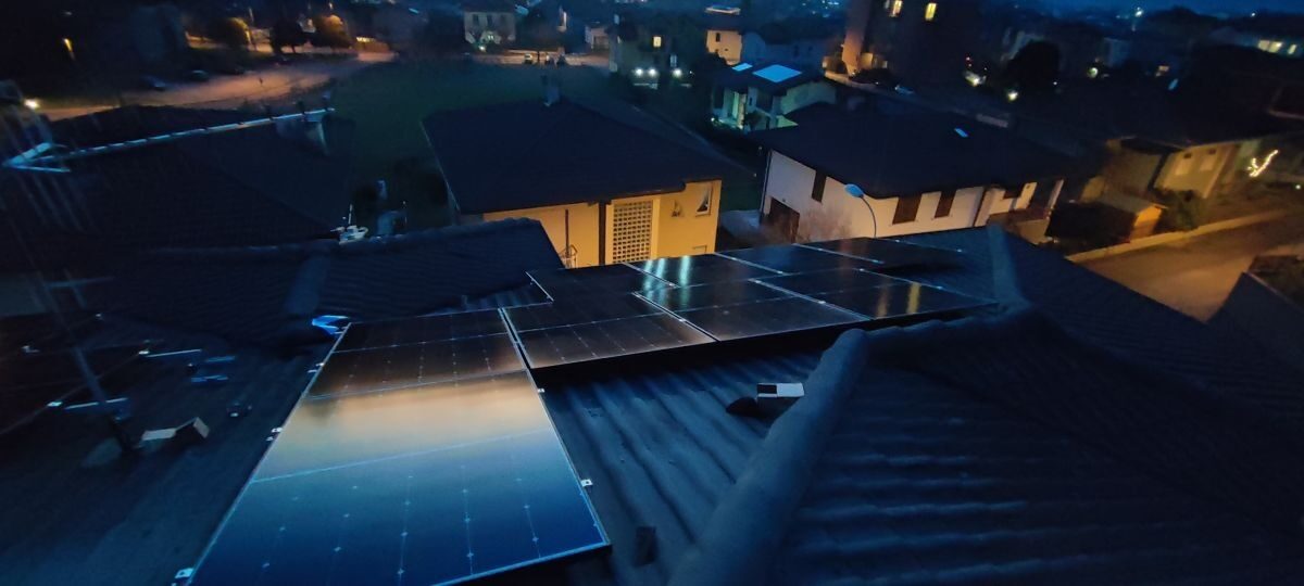 Impianto fotovoltaico residenziale al crepuscolo - vista drone MEV Electronics